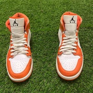 Jordan 1 Mid
Metallic Orange